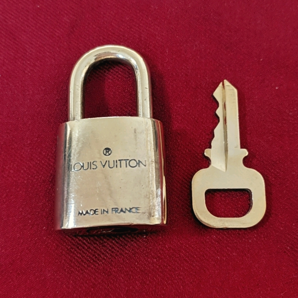 ✨🔐 # 307 Louis Vuitton padlock and key vintage - Picture 2 of 5